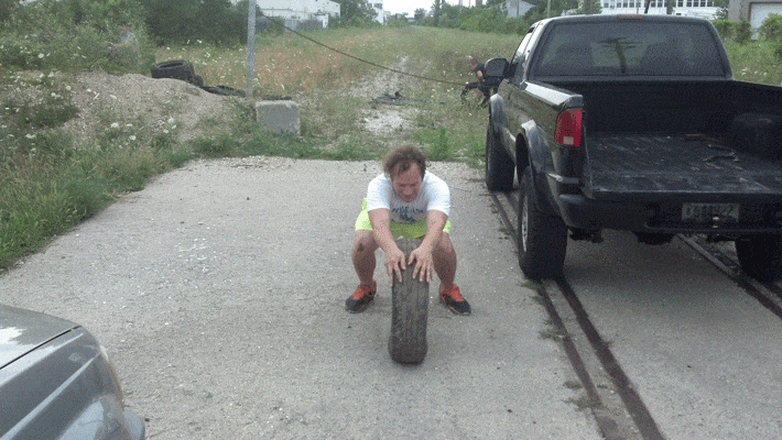 Imbécile jetant un pneu dans la nature