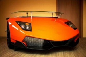 Lamborghini recyclée en bureau