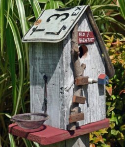 cabane recyclée pour oiseaux