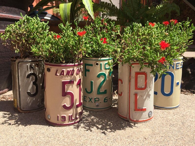 Artiste australien qui recycle les plaques en pots fleurs